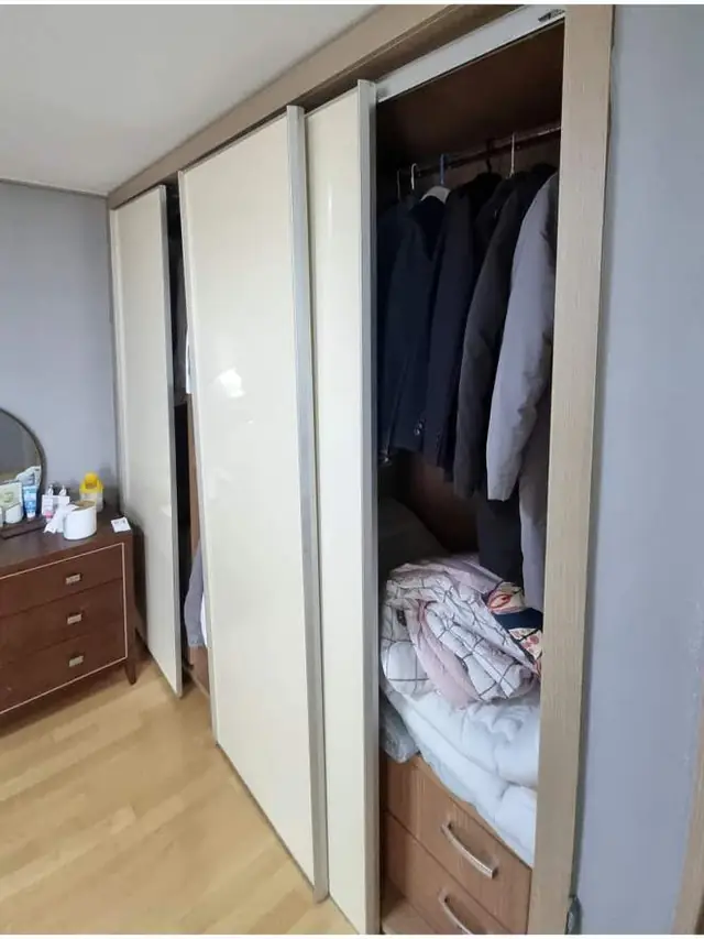 붙박이장 문 수리 작업 전