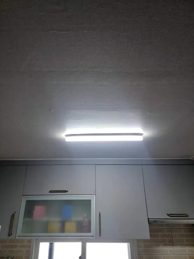 주방 전등 교체 작업 후