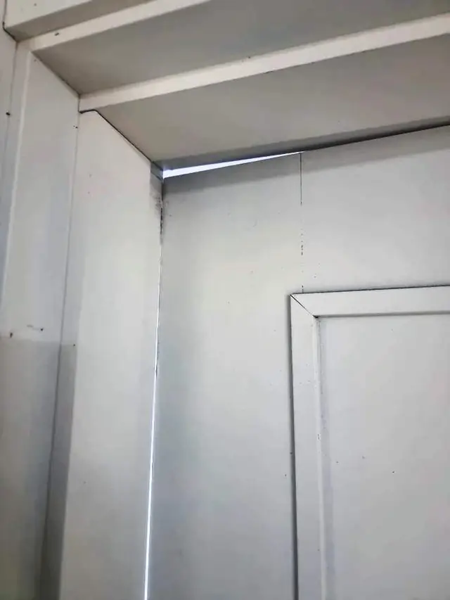 화장실 문 경첩 교체 작업 전
